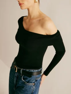 Asymmetrical Cold Shoulder Knitting Top