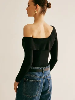Asymmetrical Cold Shoulder Knitting Top