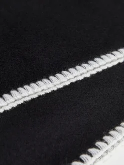 Contrast Trim Tassel Scarf