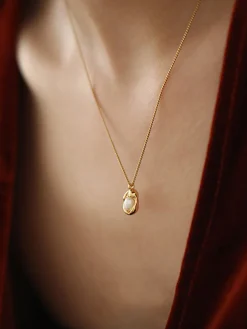 Golden Decor Pearl Pendant Necklace