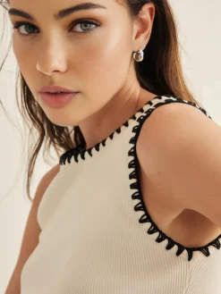 Minimalism Contrast Trim Sweater Vest