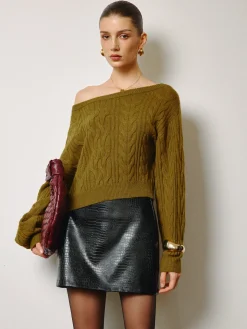 Straight Neck Short Cable Knit Top